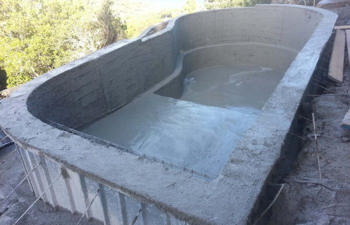 piscine monobloc en forme avec débordement coulage béton armé