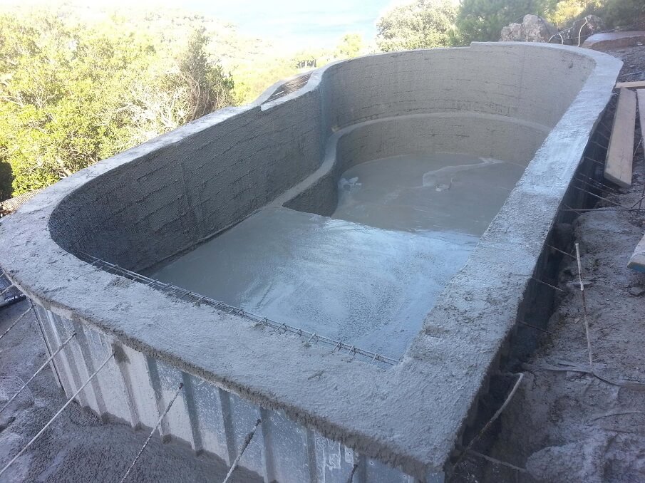 piscine monobloc en forme avec débordement coulage béton armé