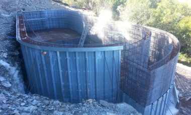 piscine monobloc en forme débordement structure