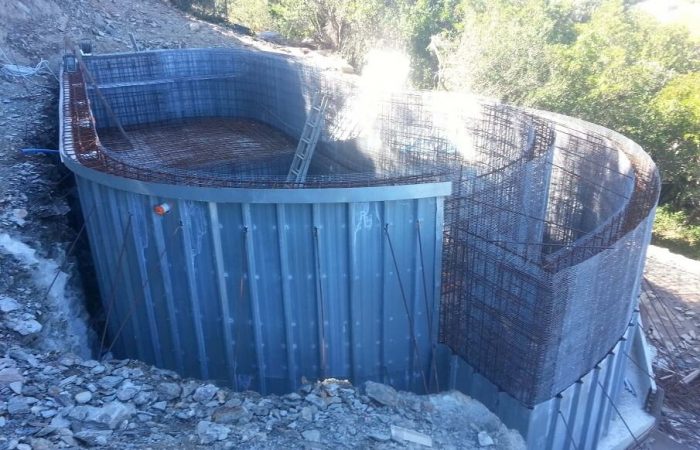 piscine monobloc en forme débordement structure